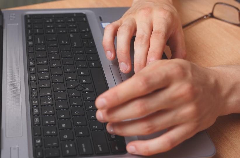 Zdjęcie prezentujące klawiaturę laptopa.
