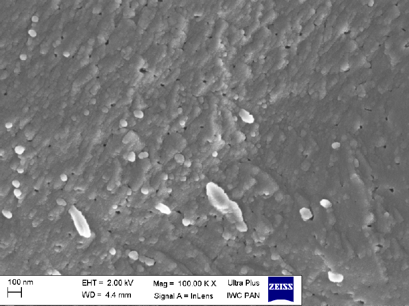 Zdjęcie SEM nanokrystalizowanej próbki o znacznie poprawionej przewodności elektrycznej wykonane przy dużym powiększeniu (100 kX).